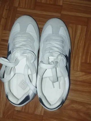 Zapatillas deportivas blancas y grises
