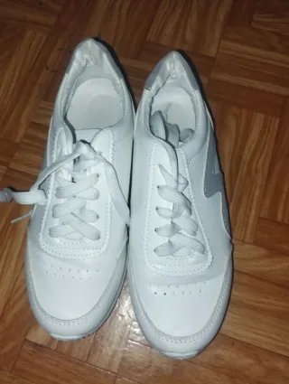 Zapatillas deportivas blancas y grises