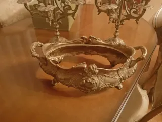 Candelabros y centro de mesa de bronce