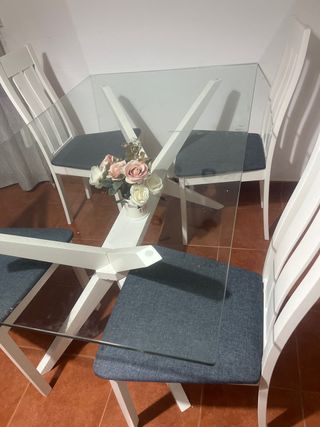 Mesa de comedor cristal y sillas blancas