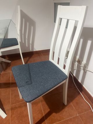 Mesa de comedor cristal y sillas blancas
