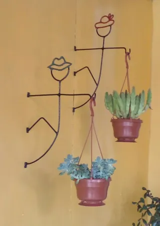 Bases decorativas en hierro para macetas