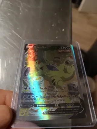 Cartas Pokémon Tyranitar V y Rhyhorn