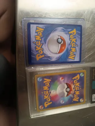 Cartas Pokémon Tyranitar V y Rhyhorn