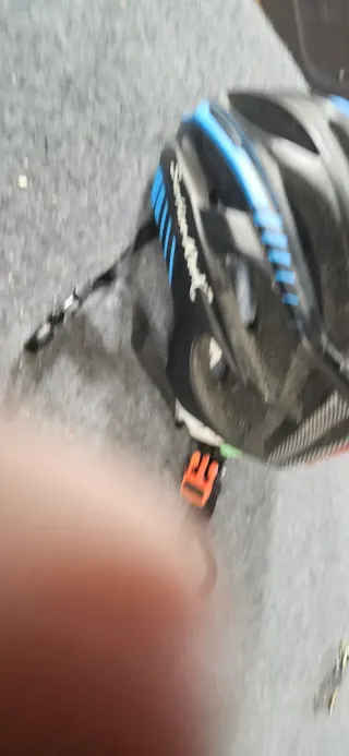 Casco de bicicleta negro y azul