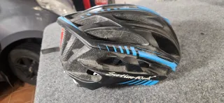 Casco de bicicleta negro y azul