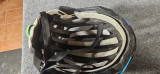 Casco de bicicleta negro y azul