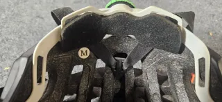 Casco de bicicleta negro y azul