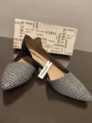 Zapatos de tacón o cuña de distinto color