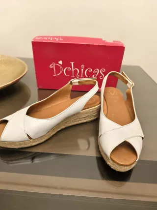 Zapatos de tacón o cuña de distinto color