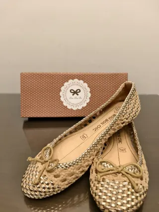 Zapatos de tacón o cuña de distinto color