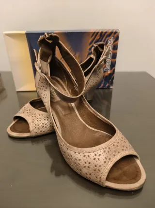 Zapatos de tacón o cuña de distinto color