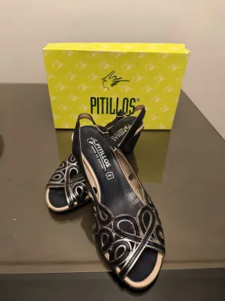 Zapatos de tacón o cuña de distinto color