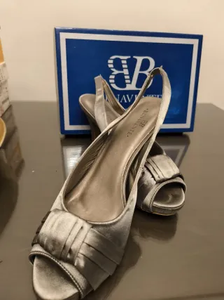 Zapatos de tacón o cuña de distinto color