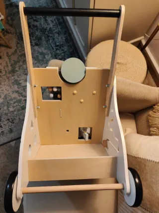 Andador de madera con actividades