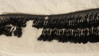 Pasamanería antigua con borlones