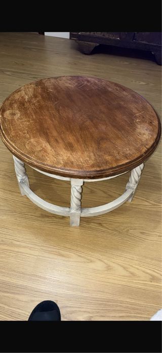 Mesita auxiliar redonda madera y beige clarito.