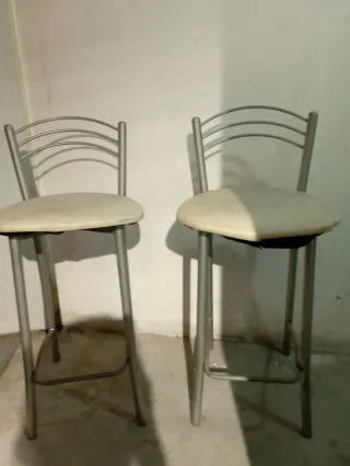 Taburetes para restaurar.