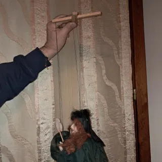Marioneta articulada artesanal Bruja