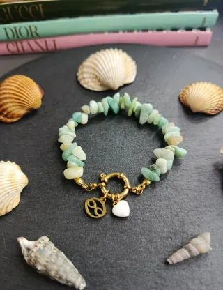 Bracciale pietre verdi e oro con ciondoli