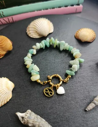 Bracciale pietre verdi e oro con ciondoli