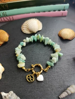 Bracciale pietre verdi e oro con ciondoli
