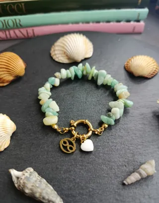 Bracciale pietre verdi e oro con ciondoli