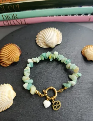 Bracciale pietre verdi e oro con ciondoli