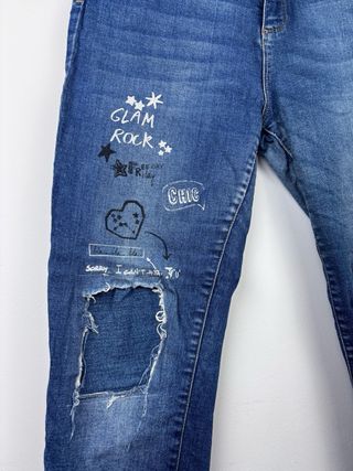 Vaqueros skinny rotos con estampado