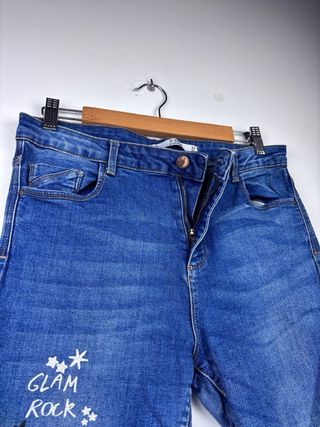 Vaqueros skinny rotos con estampado