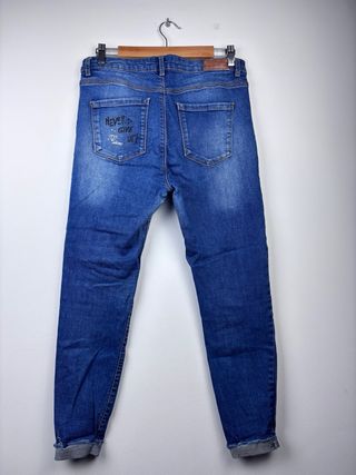 Vaqueros skinny rotos con estampado