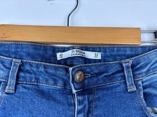 Vaqueros skinny rotos con estampado