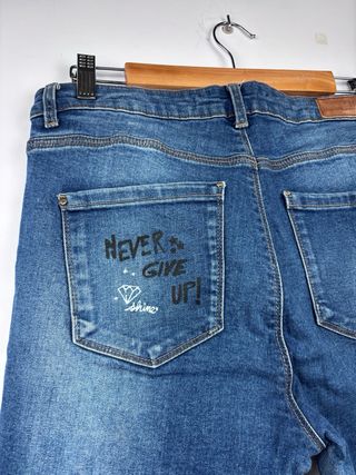 Vaqueros skinny rotos con estampado