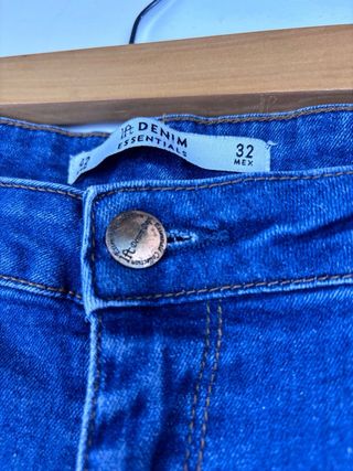 Vaqueros skinny rotos con estampado