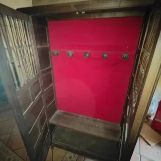 Mueble de madera con puertas de barrotes