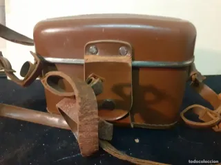 Cámara de fotos vintage con funda