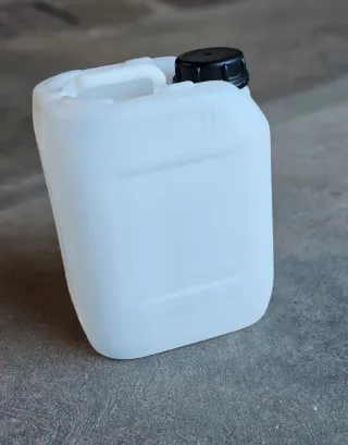 Contenitore per liquidi in plastica