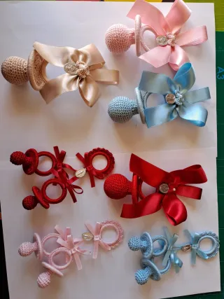 Chupetes a  Ganchillo para carrito de bebé y cuna.