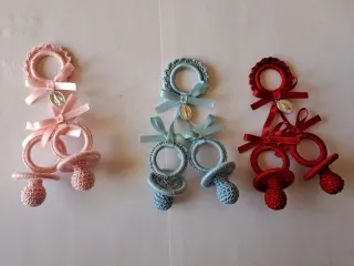 Chupetes a  Ganchillo para carrito de bebé y cuna.