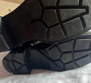 Botines negros con cremallera y tachuelas