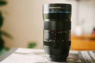Sirui 75mm f/1.8 1.33X Anamórfico EF-M