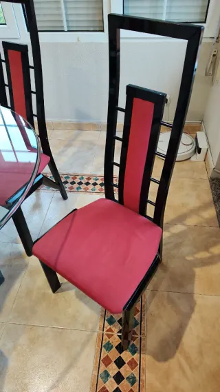 Mesa redonda cristal y 5 sillas rojas