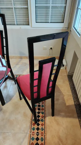 Mesa redonda cristal y 5 sillas rojas