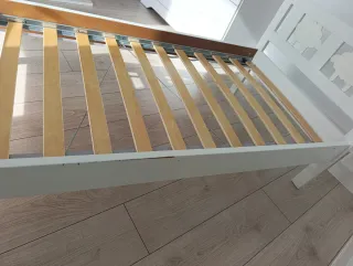 Cama infantil blanca con ovejas, colchón incluido.