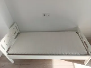 Cama infantil blanca con ovejas, colchón incluido.