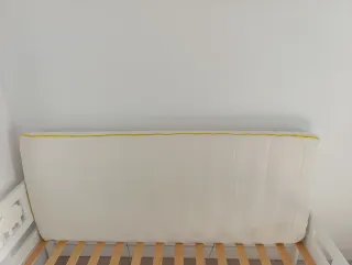 Cama infantil blanca con ovejas, colchón incluido.