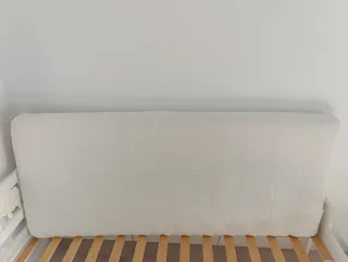 Cama infantil blanca con ovejas, colchón incluido.