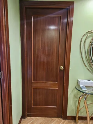 Dos puertas madera maciza