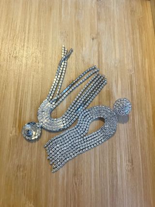 Pendientes largos plateados con pedrería