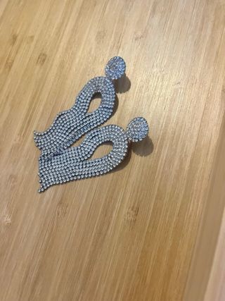 Pendientes largos plateados con pedrería